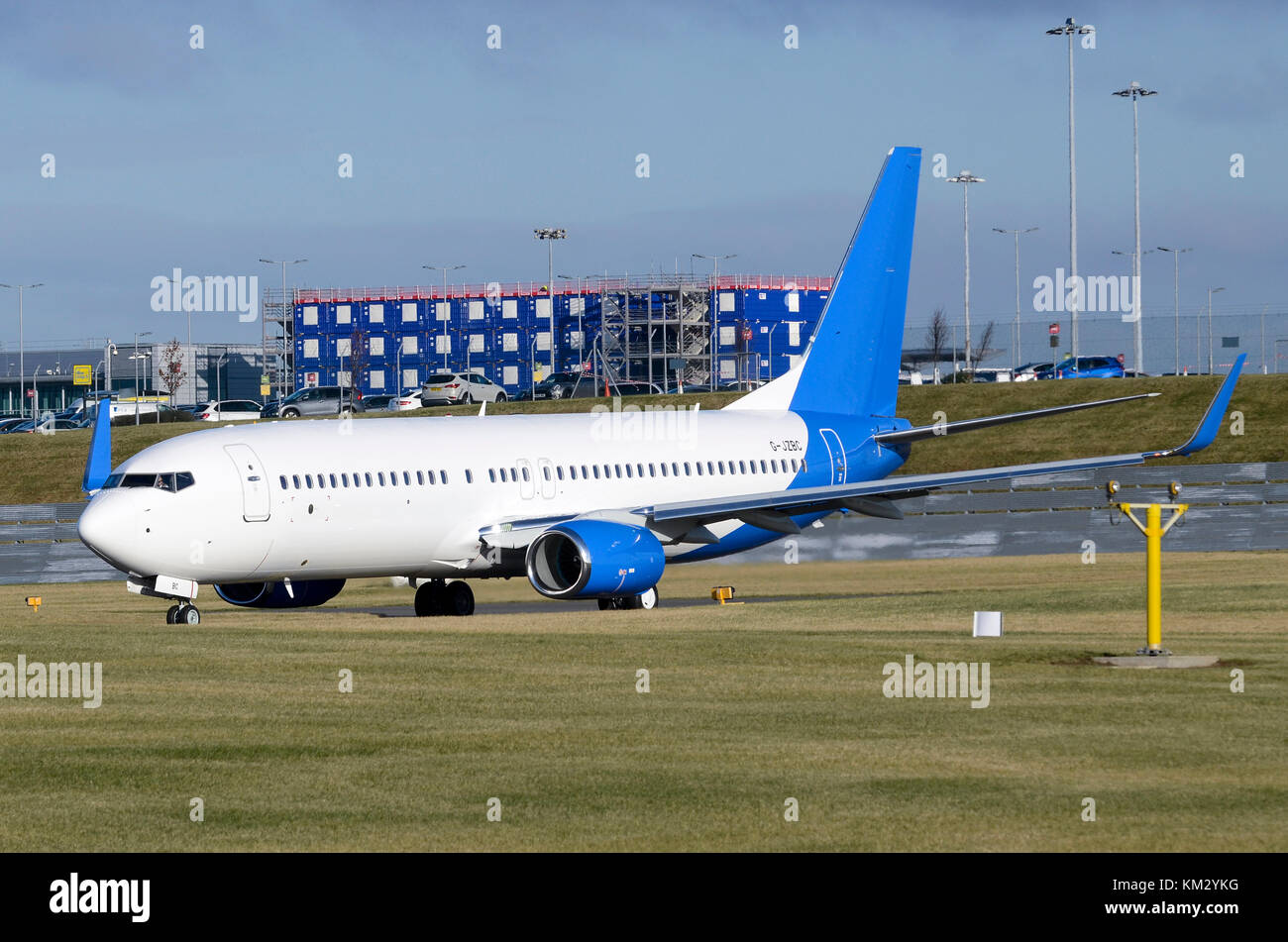Boeing 737-8 MJ von Jet 2 Betrieben rollens am Flughafen Birmingham, UK. Boeing 737-8 MJ G-JZBC ist in Basic Jet 2 Farben ohne Logos gesehen. Stockfoto