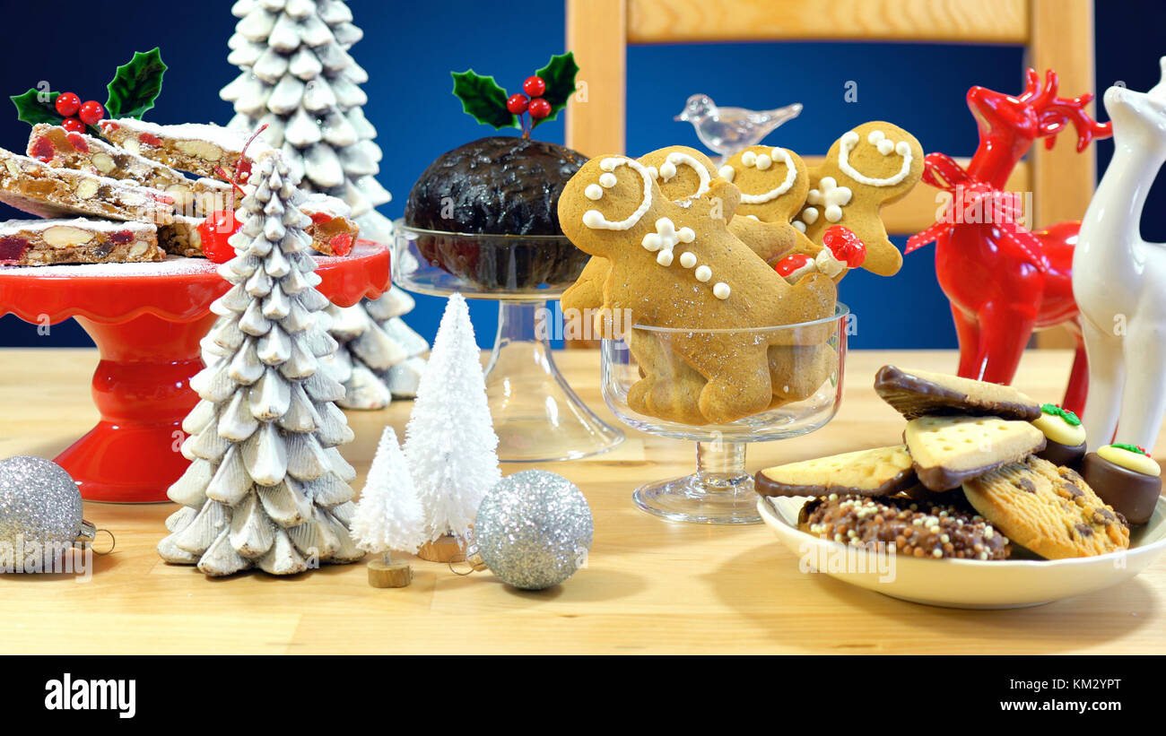 Festliche Tafel mit traditionellen englischen und europäischen Stil Weihnachten Lebensmittel einschließlich panforte Kuchen, Plum Pudding, Lebkuchen Kekse und Schokolade cov Stockfoto