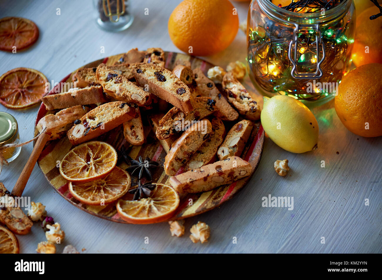 Cookie Biscotti mit Zitrusfrüchten. Die Atmosphäre der Wärme und Behaglichkeit. Stockfoto