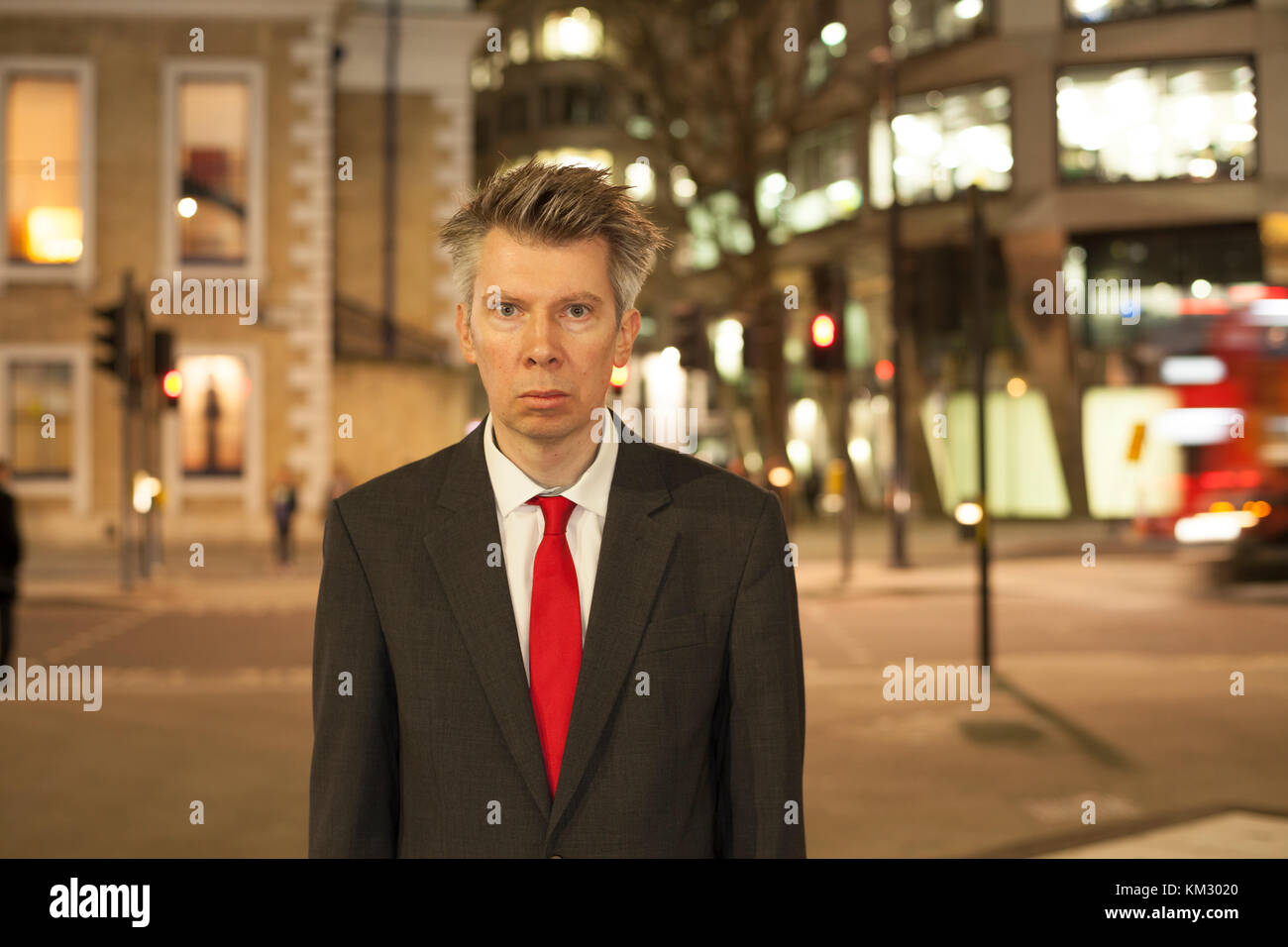 Porträt einer Smart im mittleren Alter kaukasischen Geschäftsmann stand noch bei rush hour Stockfoto