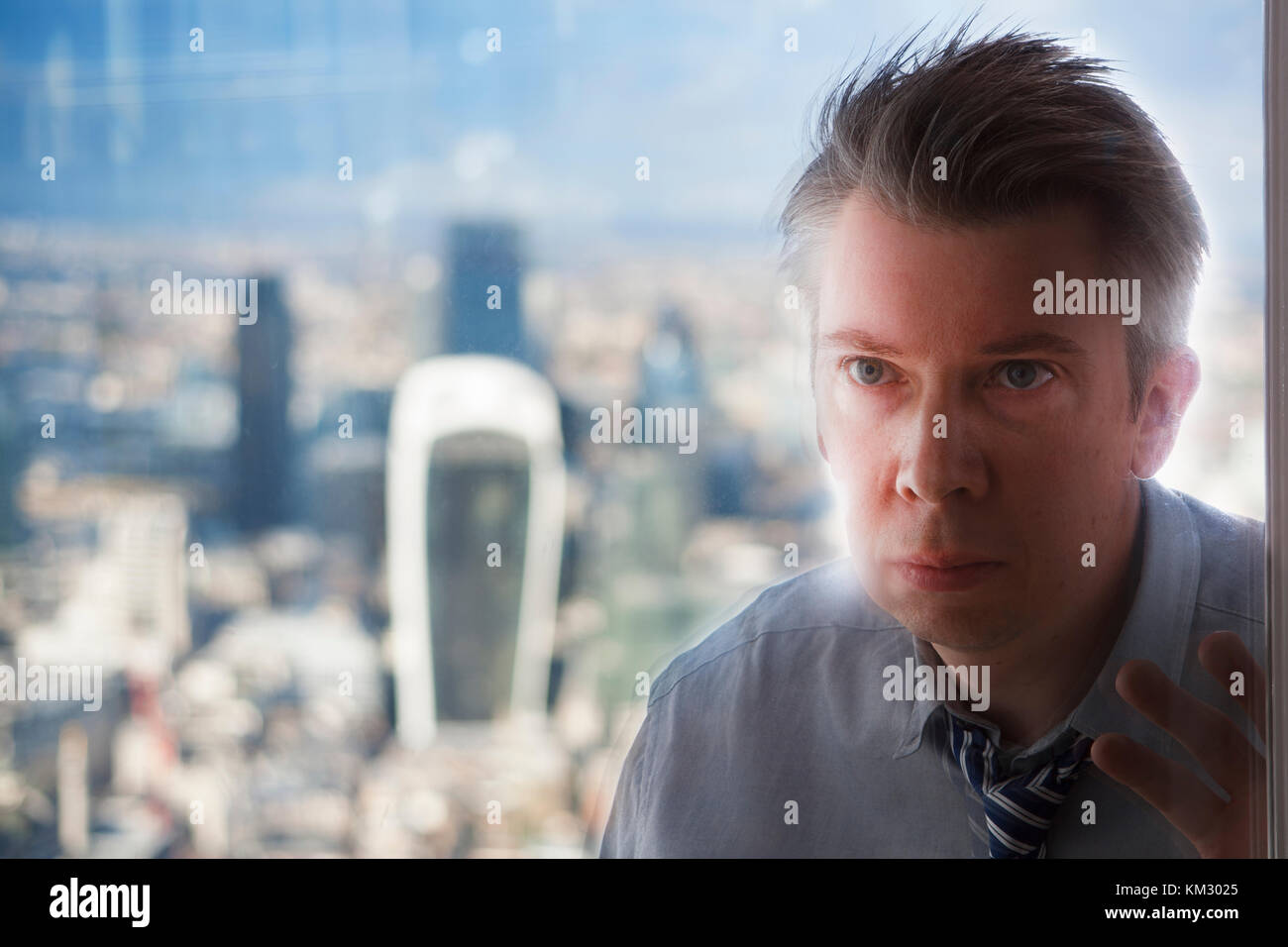Reflektion von einem kaukasischen Geschäftsmann durch ein Fenster Stockfoto
