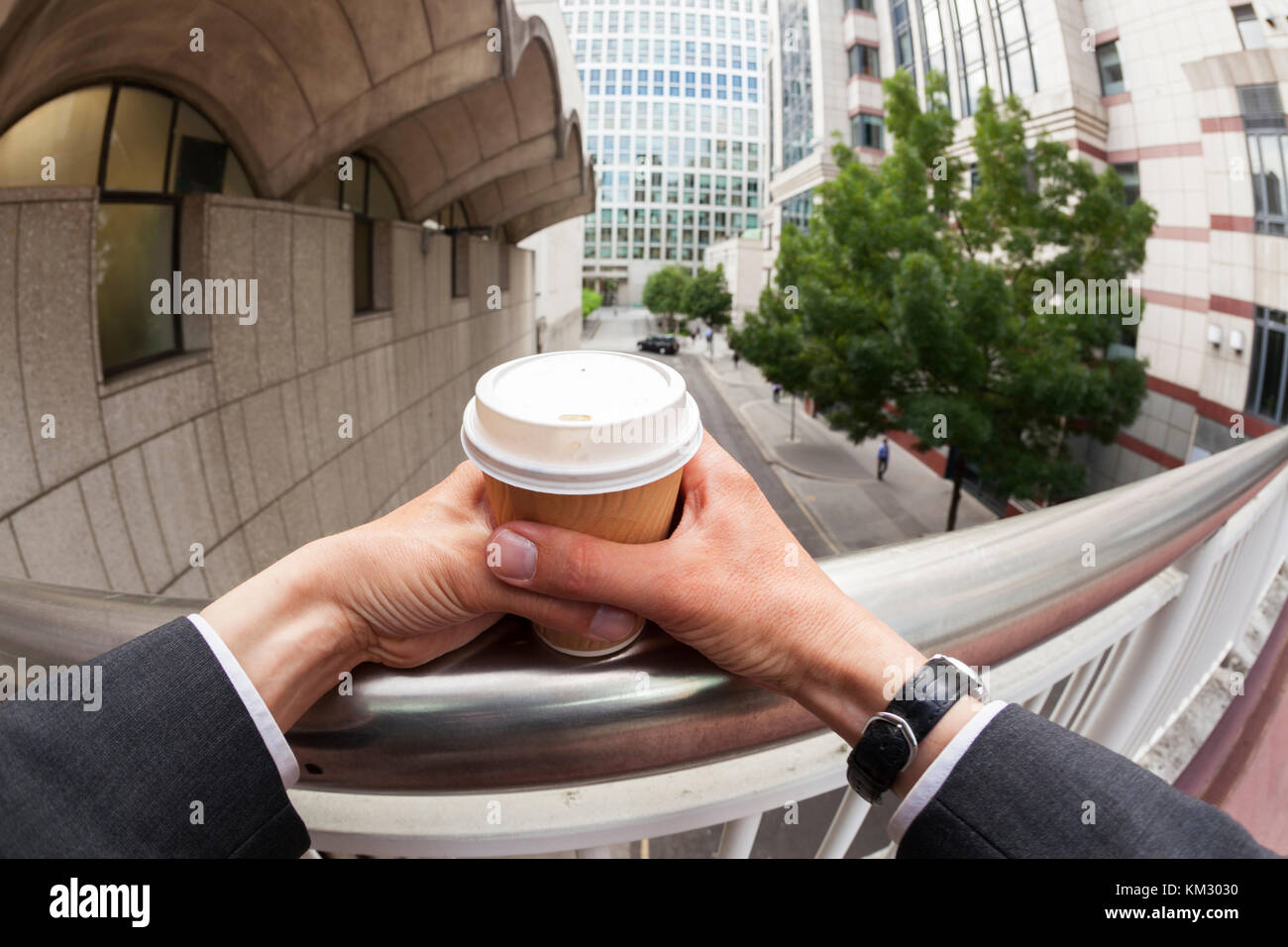 Persönliche Perspektive eines Geschäftsmannes Trinken einer Tasse Kaffee Stockfoto
