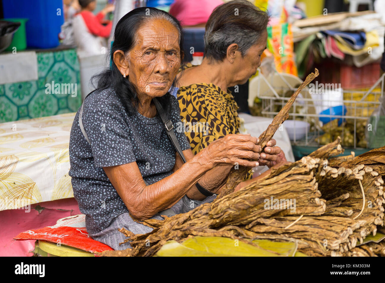Elderley Frau im CO2-Markt, Cebu City verkaufen Tabak Blätter Stockfoto