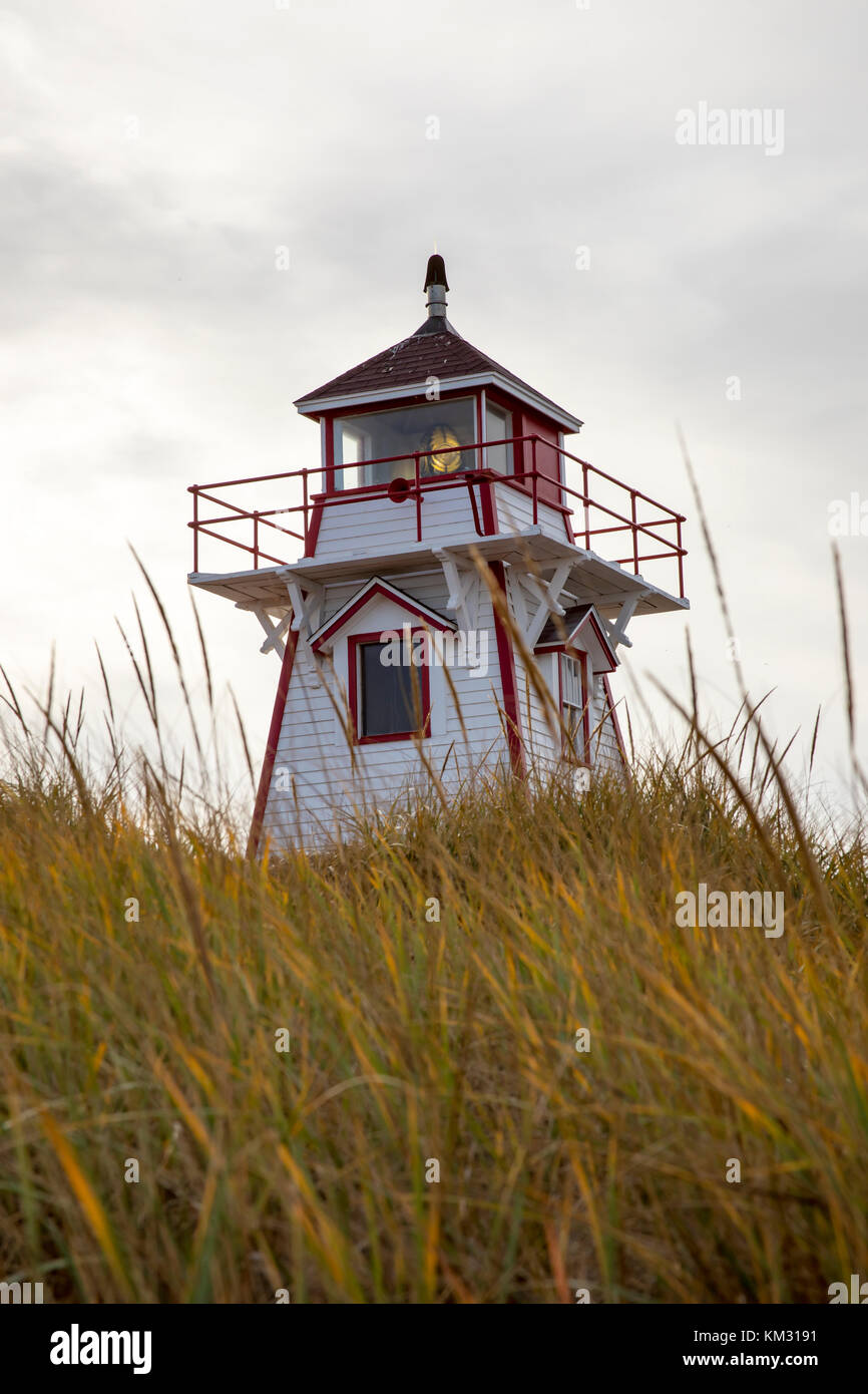 Holz- Wahrzeichen Leuchtturm mit kanadische Maple Leaf rot, entlang der Küste von Prince Edward Island auf dem Ann von Green Gables Scenic Drive. Stockfoto