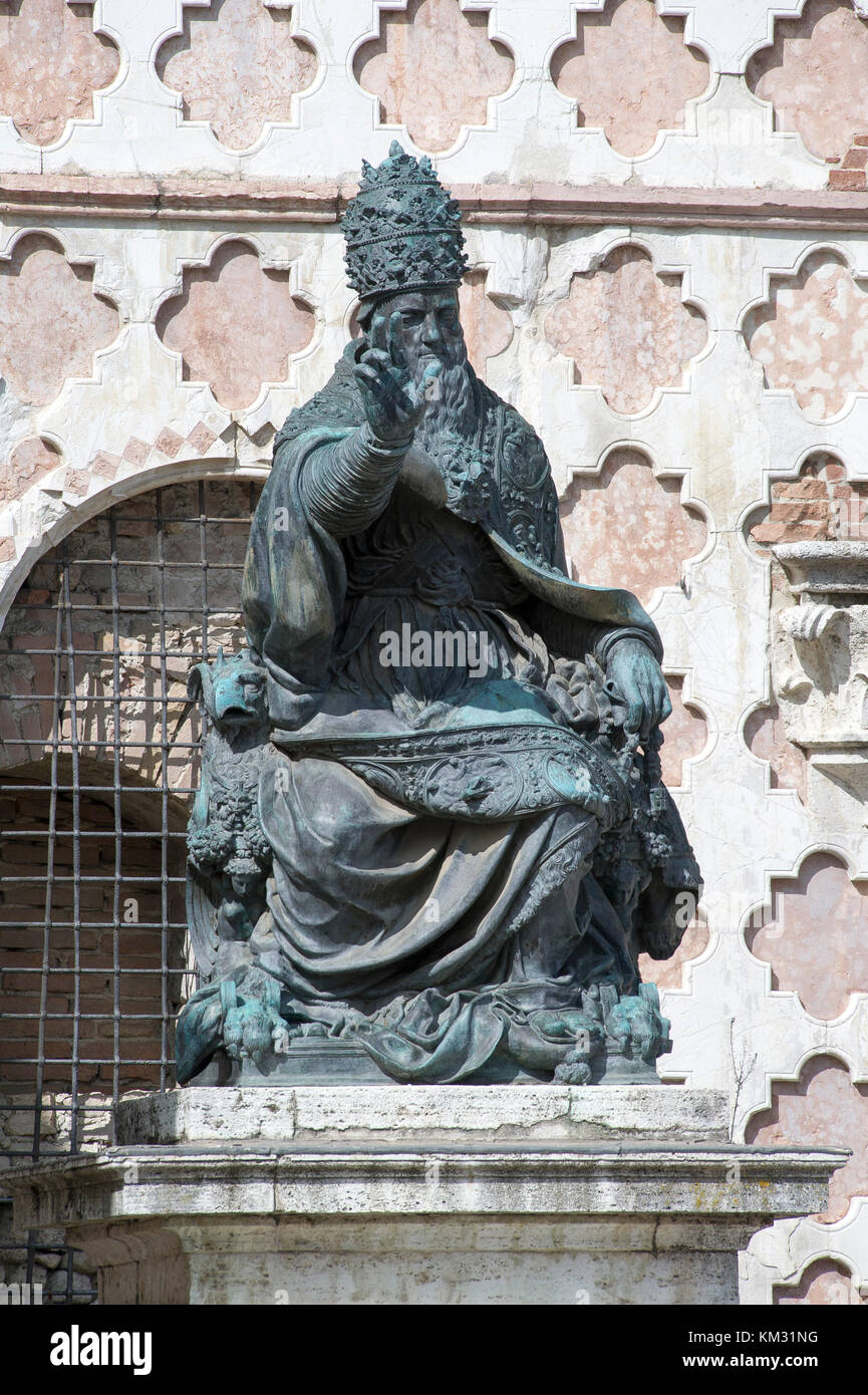 Statue von Papst Julius III von Vincenzo Danti vor Perugia Kathedrale auf der Piazza IV Novembre in Perugia, Umbrien, Italien. 27. August 2017 © wojciech S Stockfoto