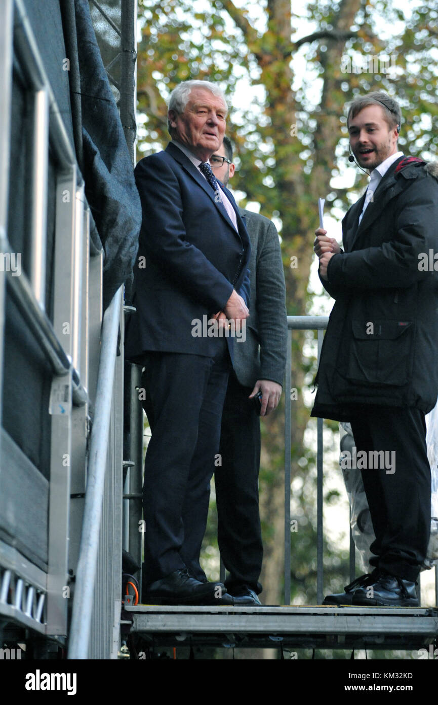 London, UK, 22.11.2017, Paddy Ashdown ex Führer der Liberaldemokraten im Gespräch mit Medien auf College Green, über den Haushalt. Stockfoto