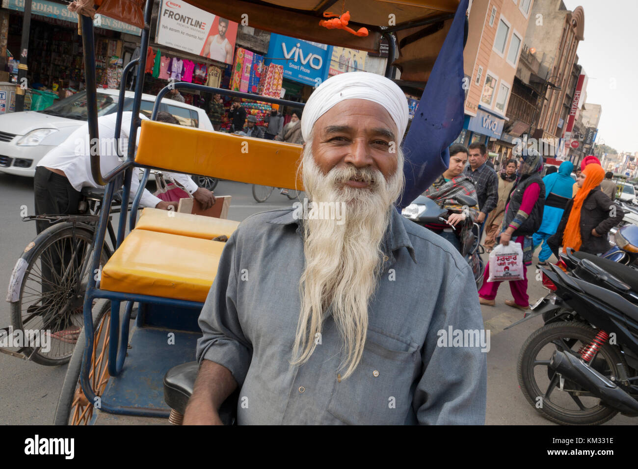 Portrait von Punjabi Sikh Mann mit langem weißen Bart und Turban in Amritsar, Punjab Stockfoto