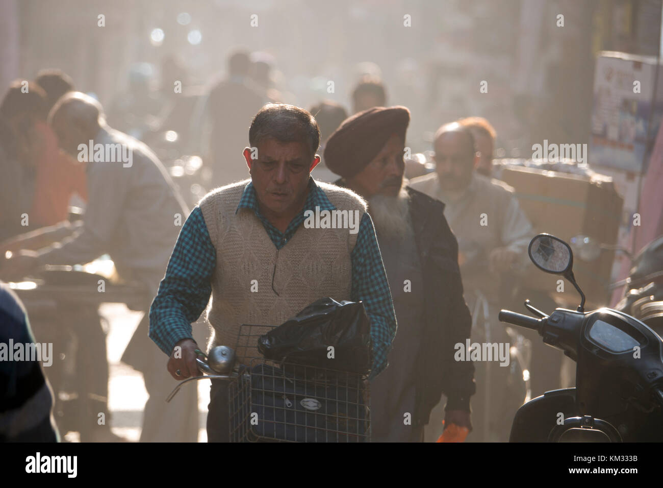Staubige Straße Szene in Amrtisar, Indien Stockfoto