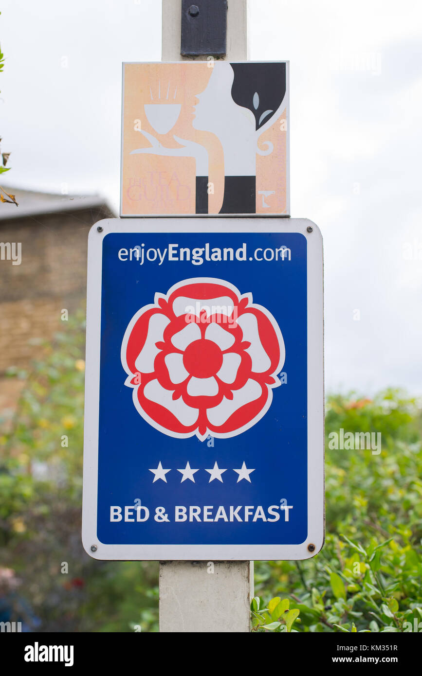 Bed and Breakfast Schild mit der Aufschrift ihrer Zugehörigkeit des england.com, England ausgezeichnete Pension zu genießen Stockfoto