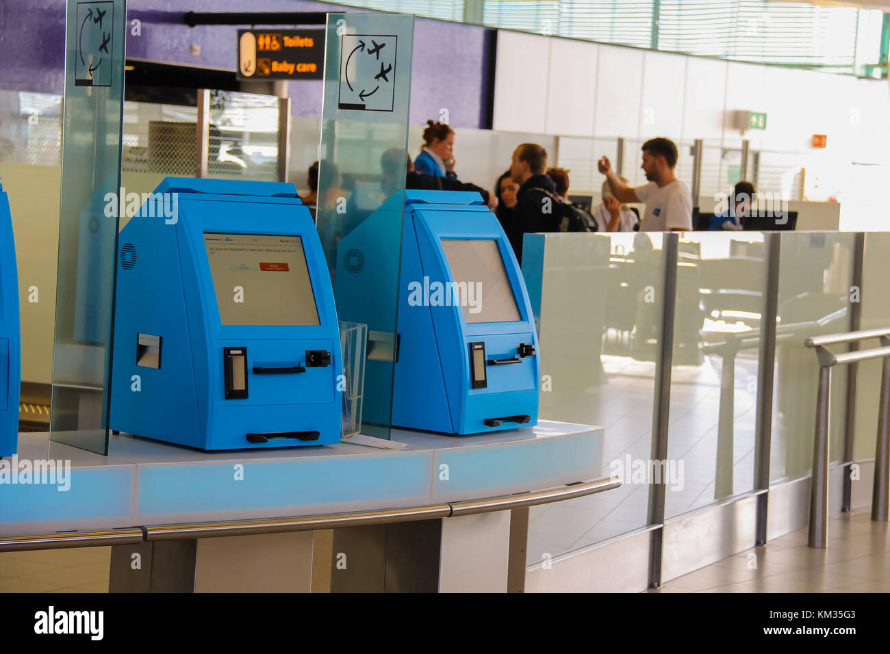 Amsterdam Schiphol, Niederlande - 18. April 2015: Transitpassagiere werden im Flughafenterminal registriert. Amsterdam Schiphol, Niederlande Stockfoto