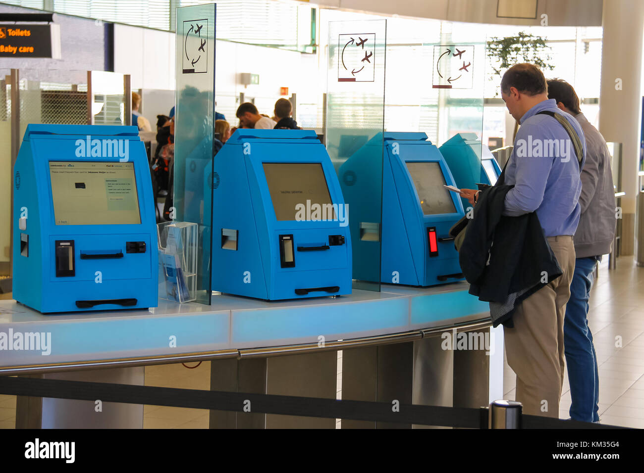 Amsterdam Schiphol, Niederlande - 18. April 2015: Transitpassagiere werden im Flughafenterminal registriert. Amsterdam Schiphol, Niederlande Stockfoto