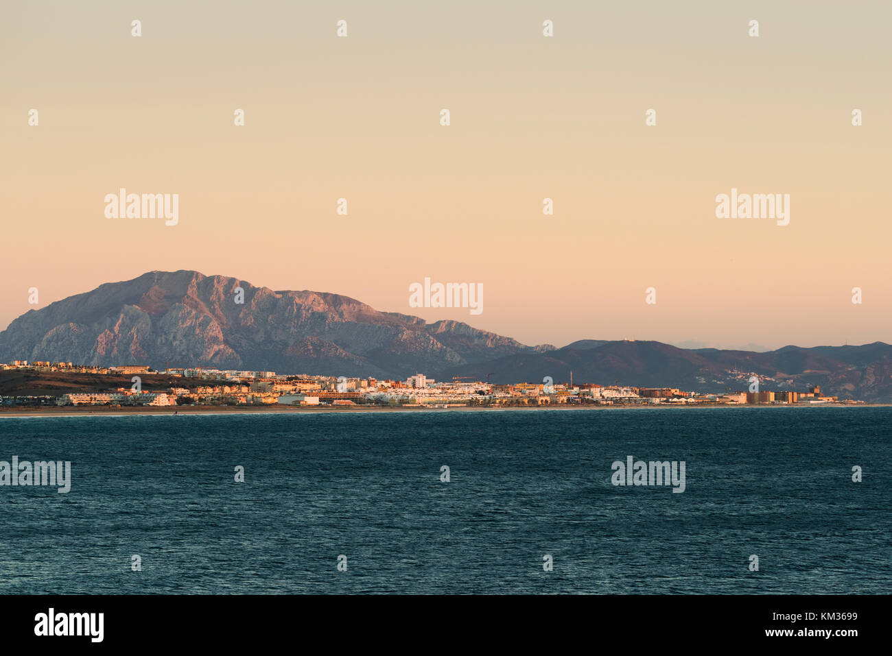 Tarifa und der Jebel Musa, Cadiz, Costa de la Luz, Andalusien, Spanien. Stockfoto