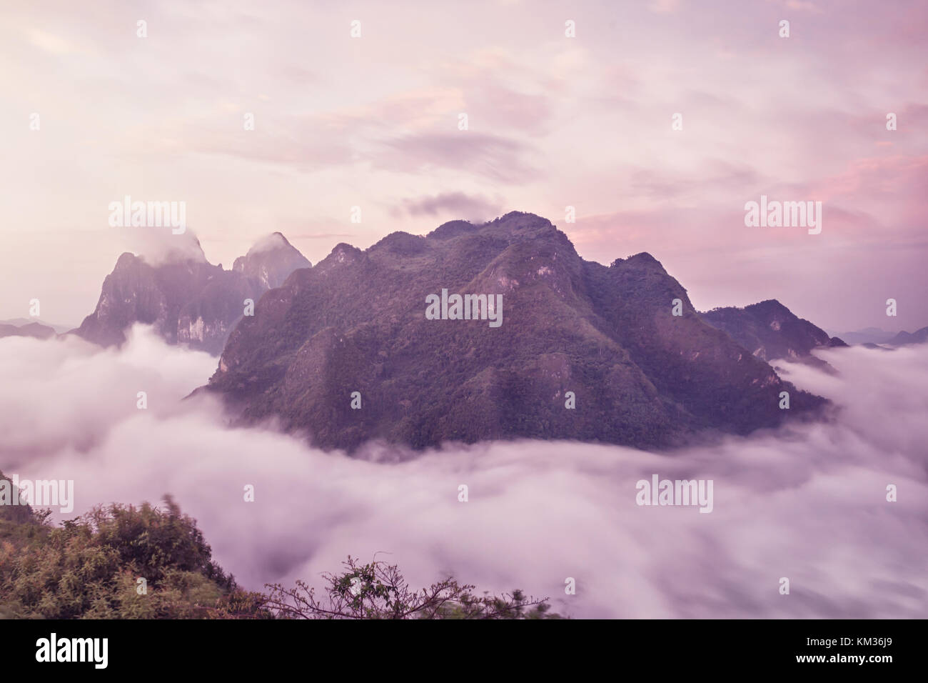 Am frühen Morgen geschossen von einem Berg in Nong Khiaw, Laos Stockfoto Am frühen Morgen geschossen von einem Berg in Nong Khiaw, Laos Stockfoto