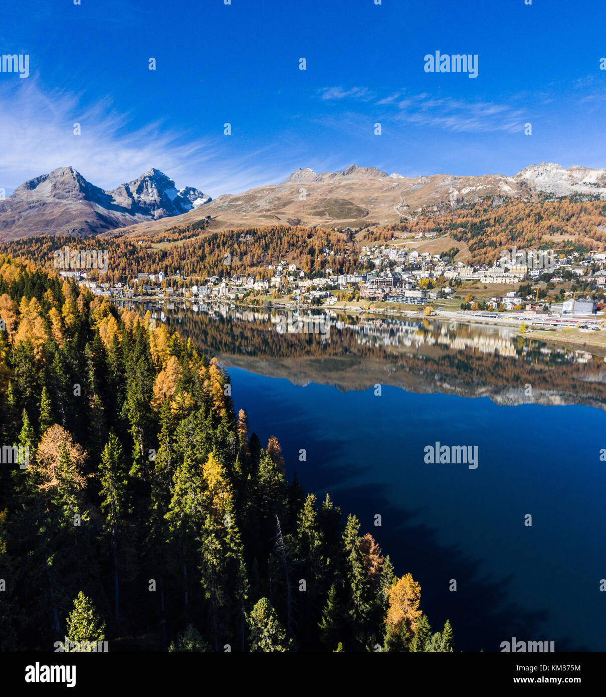 St.Moritz, Panoramablick im Engadin. See und Dorf in den Schweizer Alpen Stockfoto