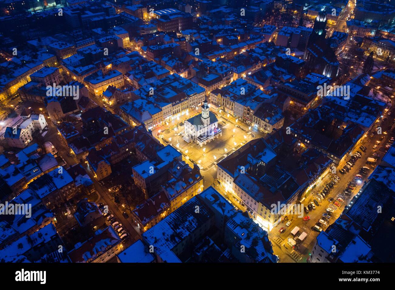 Antenne drone Ansicht auf Gleiwitzer Altstadt und Hauptplatz im winter nacht Stockfoto