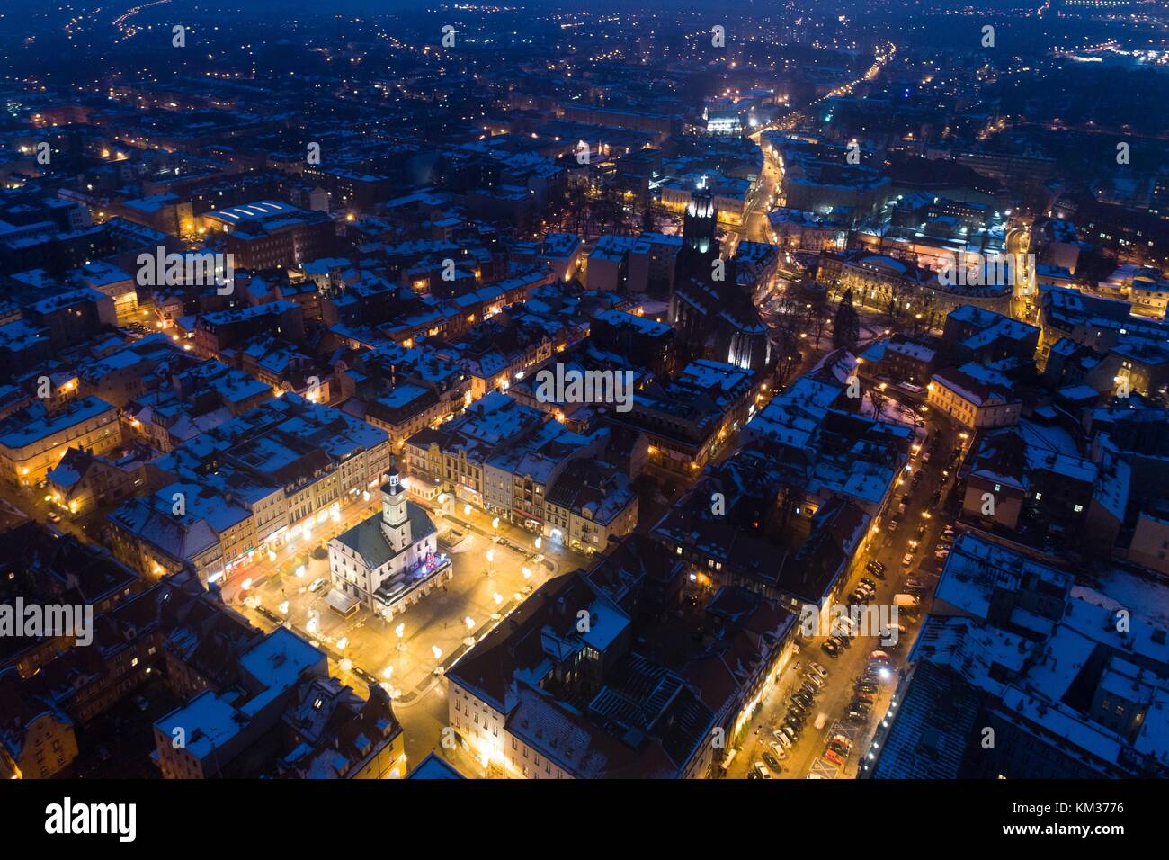Antenne drone Ansicht auf Gleiwitzer Altstadt und Hauptplatz im winter nacht Stockfoto