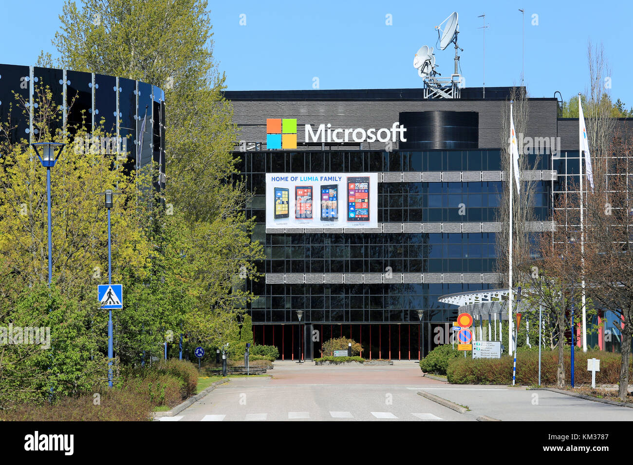 SALO, Finnland - 17. MAI 2014: Microsoft Zeichen ersetzen Sie die Nokia Zeichen an der ehemaligen Nokia Gebäude in Salo. Ehemalige Nokia Stadt in Finnland blickt auf Mic Stockfoto