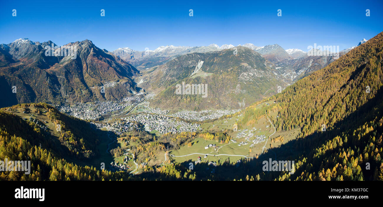 Herbst in Valmalenco - Panoramaaussicht Stockfoto