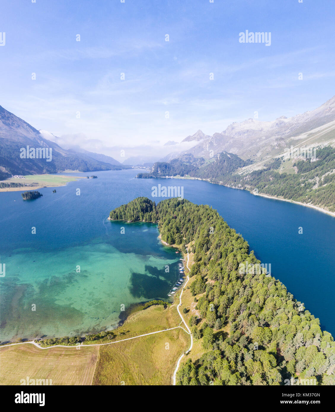 Kanton Graubünden, Schweiz - Panorama blick auf den Silser See und die Schweizer Alpen, Luftaufnahme im Engadin Stockfoto