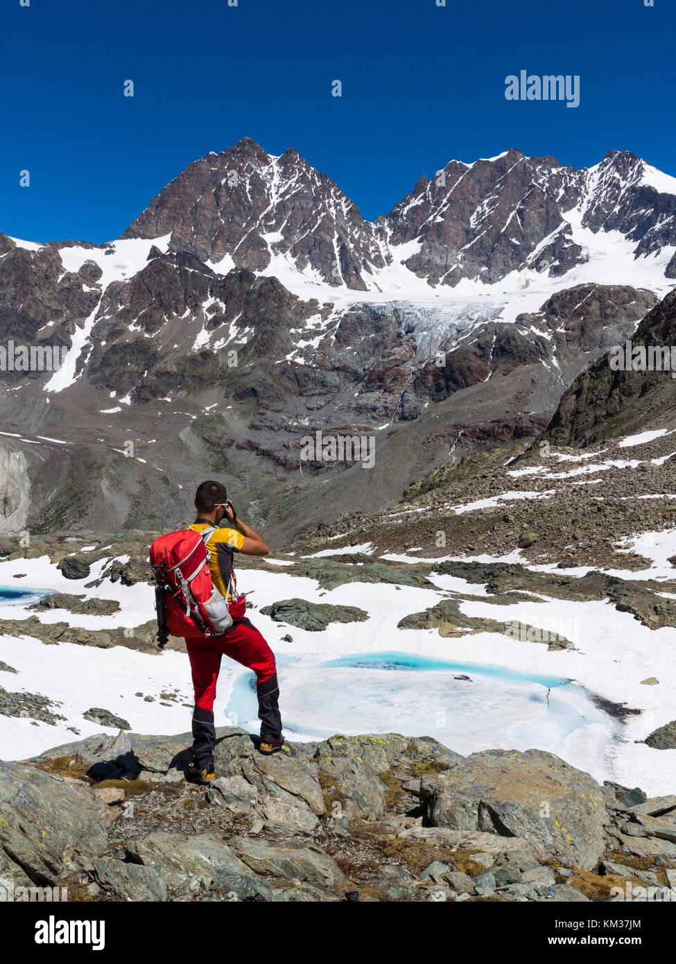 Trekking in Berg - Fotograf und hohe Gipfel des Berges Stockfoto