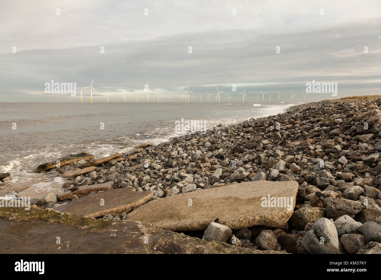Offshore Windenergieanlagen und Strand in Redcar, England, Großbritannien Stockfoto