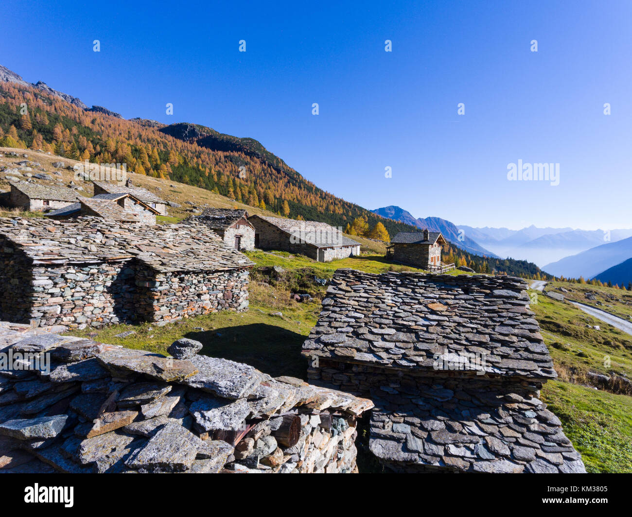 Kleines Dorf in den Alpen, alte Hütten im Valtellina Stockfoto