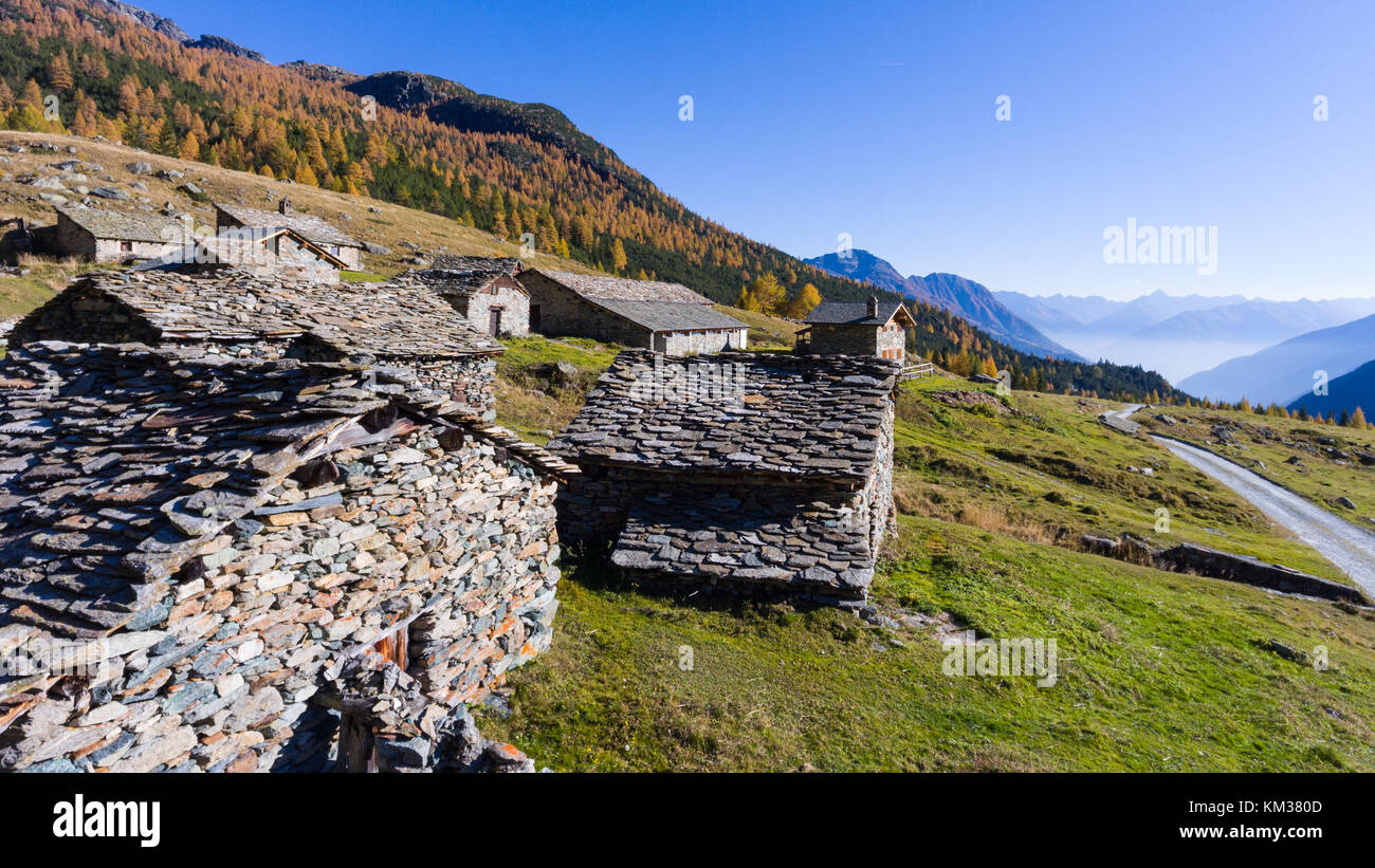 Alte Hütten in den Bergen Stockfoto