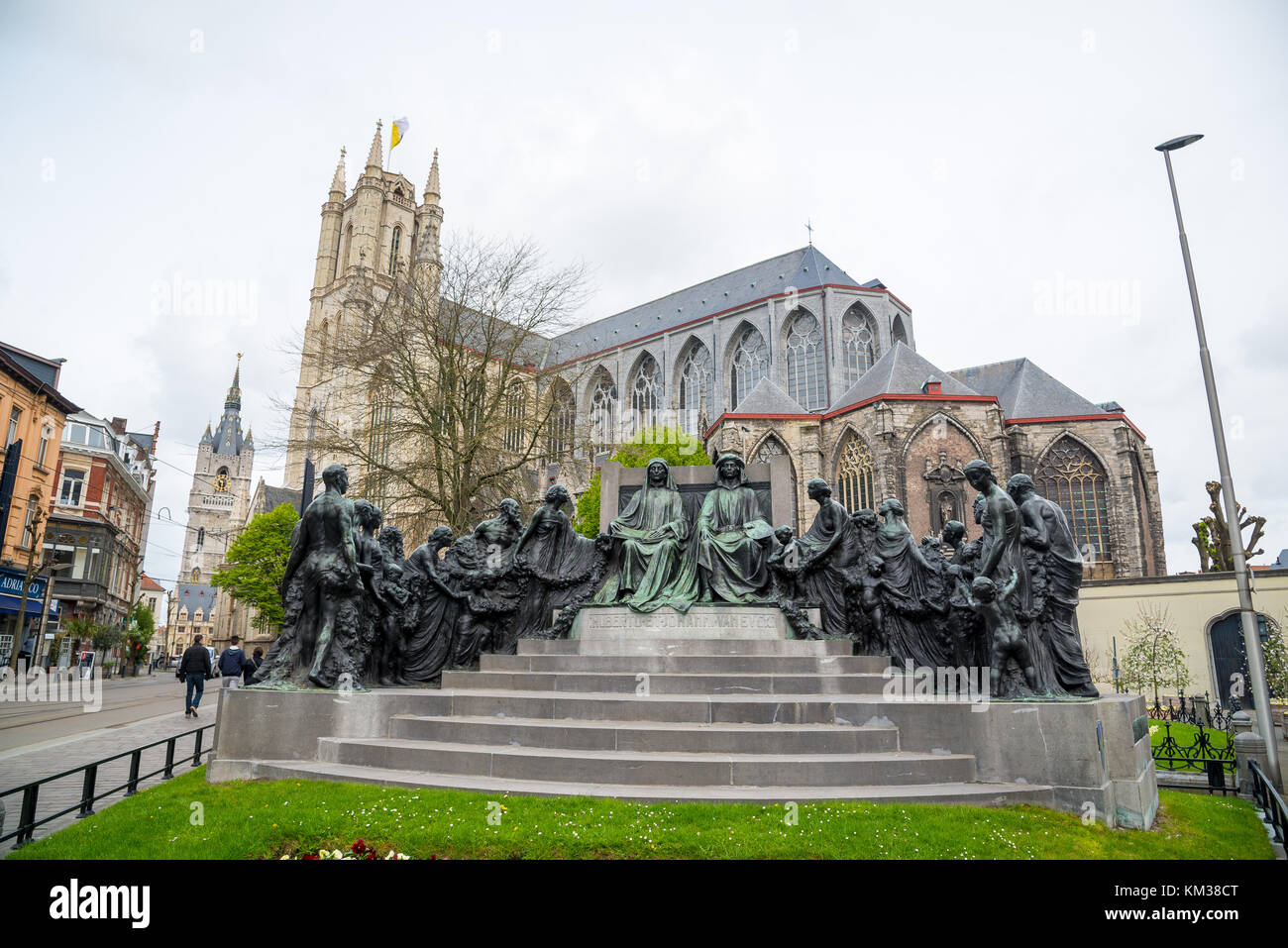 Gent, Belgien - 16 April 2017: Bronzestatue von zwei Sitzen die Brüder Van Eyck, Hubert und Jan. und St. Bavo Kathedrale im Hintergrund. Gent, B Stockfoto