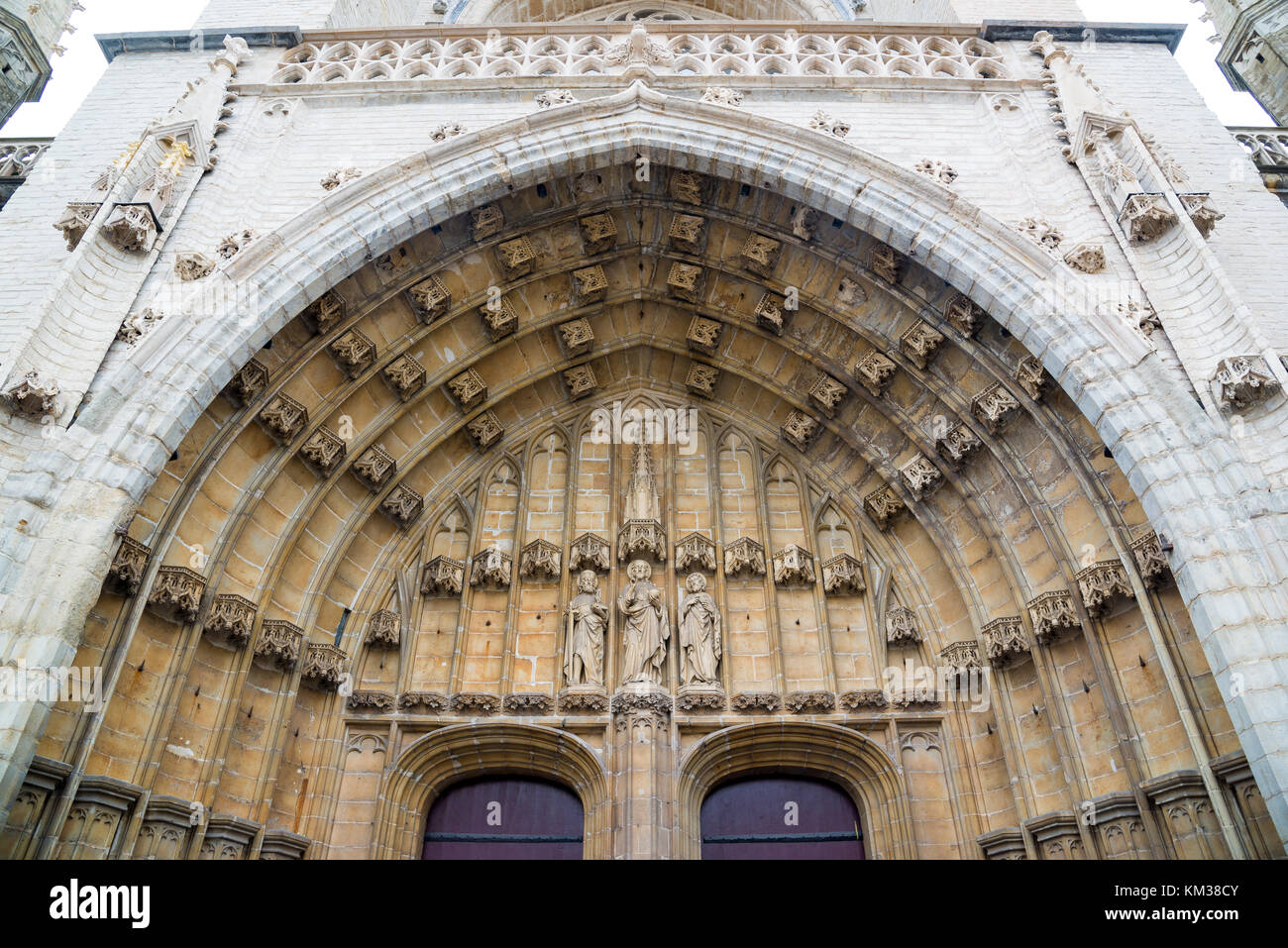 Gent, Belgien - 16 April 2017: Statuen von Heiligen am Eingang der Kathedrale in Gent Stockfoto