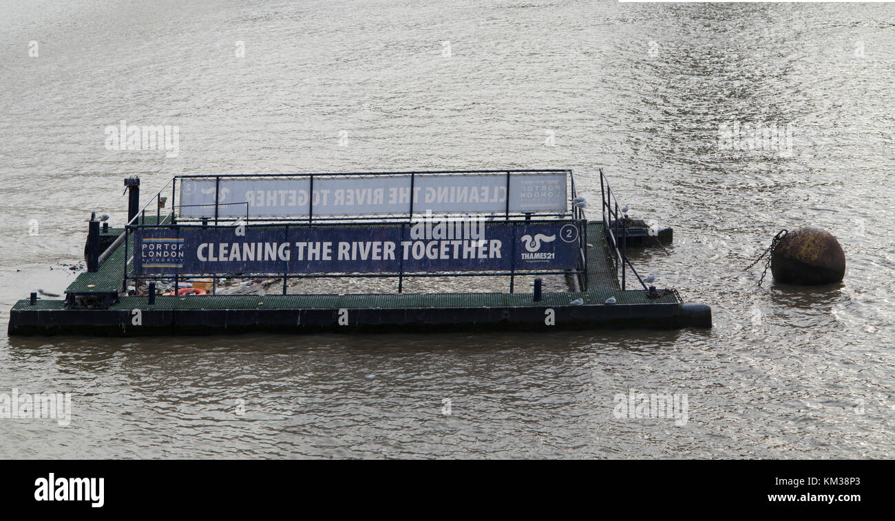 Eine Müllabfuhr Ponton - Reinigung der Fluss zusammen, einer gemeinsamen Umwelt Initiative von Port of London Authority und der Thames 21. Stockfoto