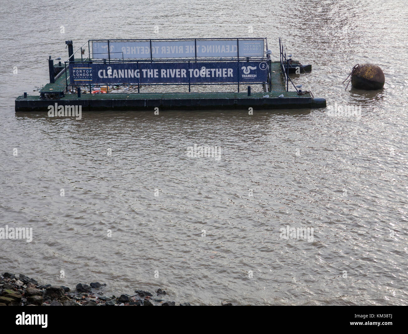 Eine Müllabfuhr Ponton - Reinigung der Fluss zusammen, einer gemeinsamen Umwelt Initiative von Port of London Authority und der Thames 21. Stockfoto