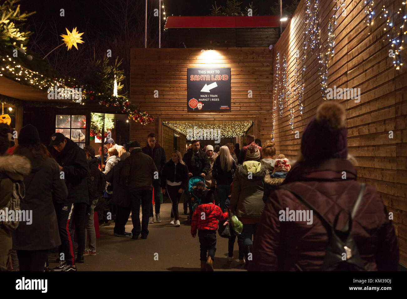 Erwachsene und Kinder zu Fuß zu den Sehenswürdigkeiten von Edinburgh's Christmas 2017, in die Princes Street Gardens. Schottland, Großbritannien. Stockfoto