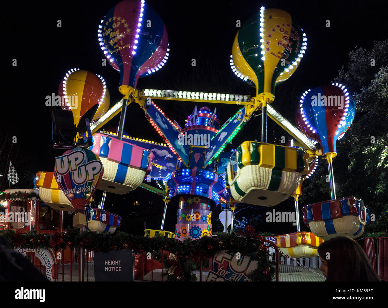 Bis nach oben und weg, ein Ballon-themed Messe Fahrt in die Princes Street Gardens als Teil von Edinburgh's Christmas Event 2017. Schottland, Großbritannien, Europa Stockfoto