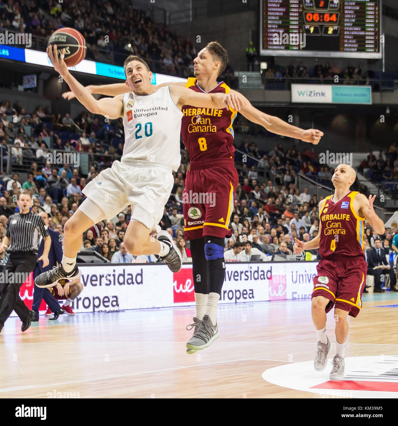 Madrid, Spanien. Dezember 2017. Jaycee Caroll (L) und Marcus Eriksson (R) während Real Madrid Sieg über Herbalife Gran Canaria (96 - 72) in der Liga Endesa regulären Saison Spiel (Tag 10) in Madrid im Wizink Center gefeiert. Dezember 2017. Kredit: Juan Carlos García Mate/Pacific Press/Alamy Live News Stockfoto