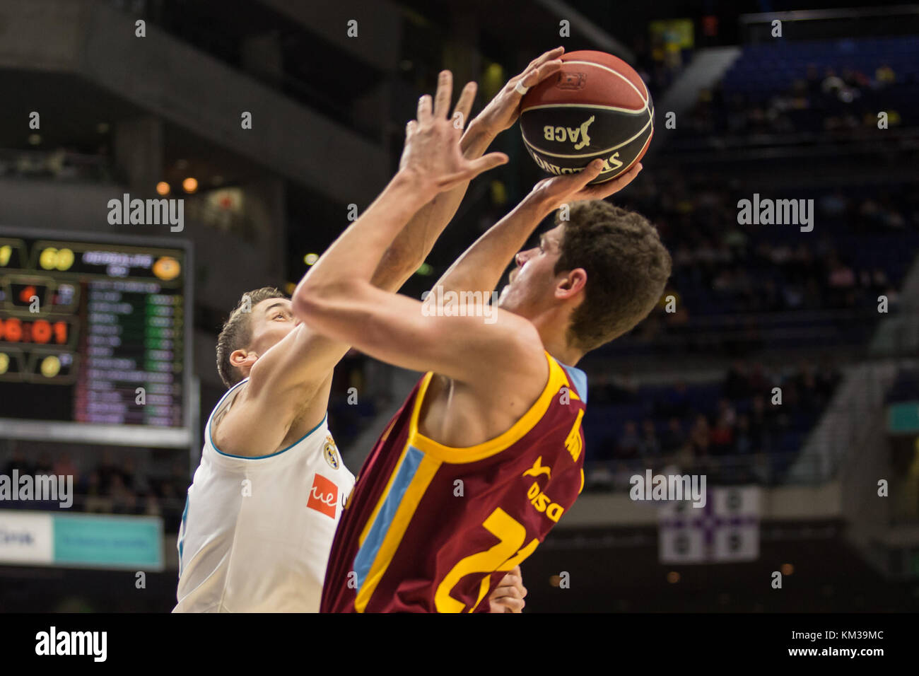 Madrid, Spanien. Dezember 2017. Jaycee Carroll (weiß) und Oriol Paulí (rot) während Real Madrid Sieg über Herbalife Gran Canaria (96 - 72) in der Liga Endesa regulären Saison Spiel (Tag 10) in Madrid im Wizink Center gefeiert. Dezember 2017. Kredit: Juan Carlos García Mate/Pacific Press/Alamy Live News Stockfoto