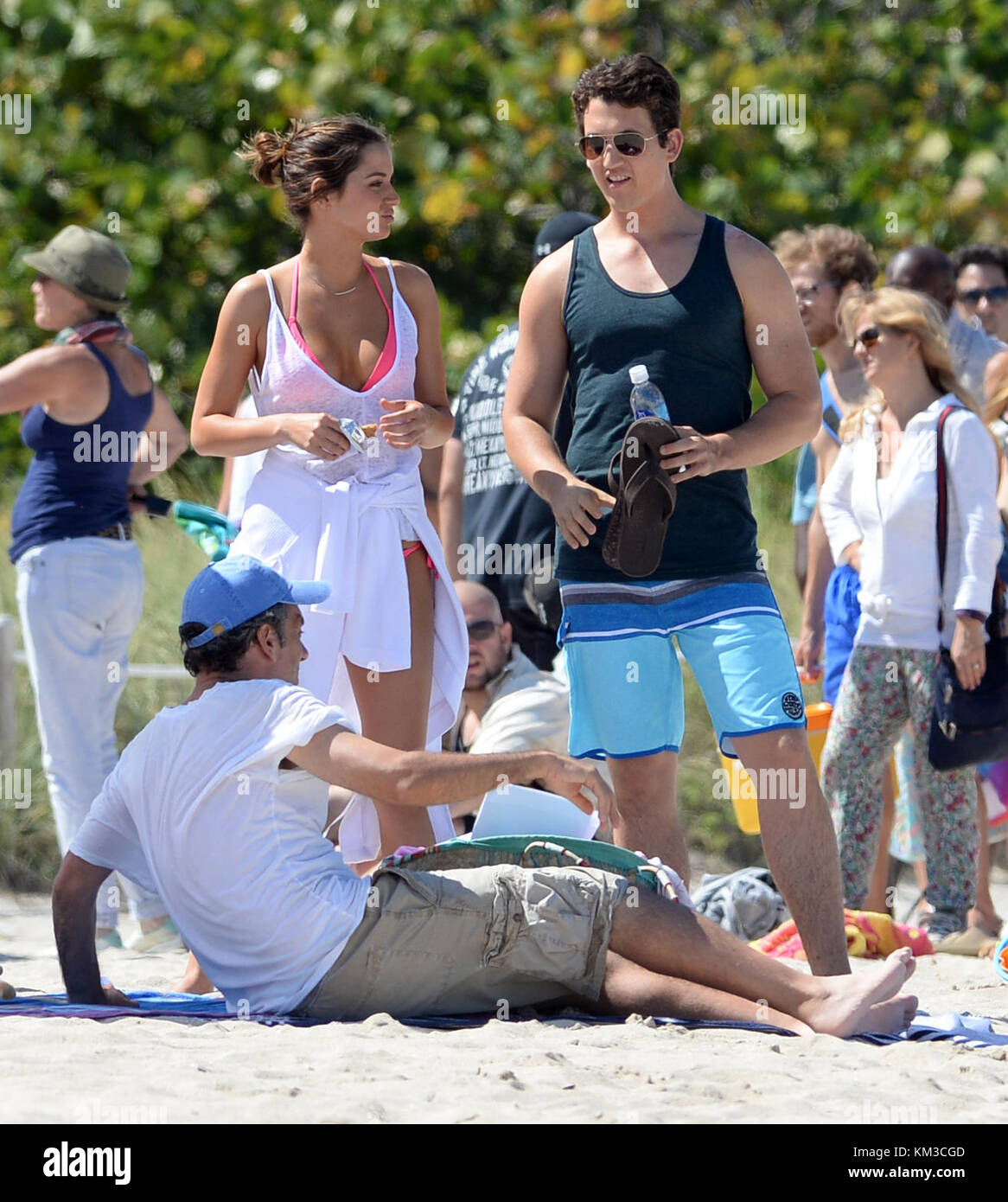 MIAMI BEACH, FL - Mai 08: Akteure Ana de Armas und Meilen Erzähler Film auf der Miami eingestellt von Waffen und Gecken mit Regisseur Todd Phillips am 8. Mai 2015 in Miami Beach, Florida. Personen: Ana de Armas, Meilen Teller, Todd Phillips Stockfoto