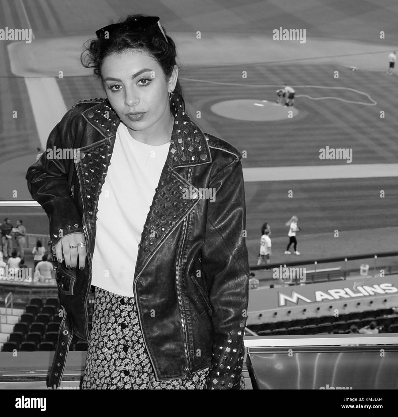 MIAMI, FL - 16. Mai: englischer Sänger und Songwriter Wolfram Andes XCX, Ihr erstes Baseballspiel im Marlins Park besucht am 16. Mai 2015 in Miami, Florida Personen: Charli XCX Stockfoto