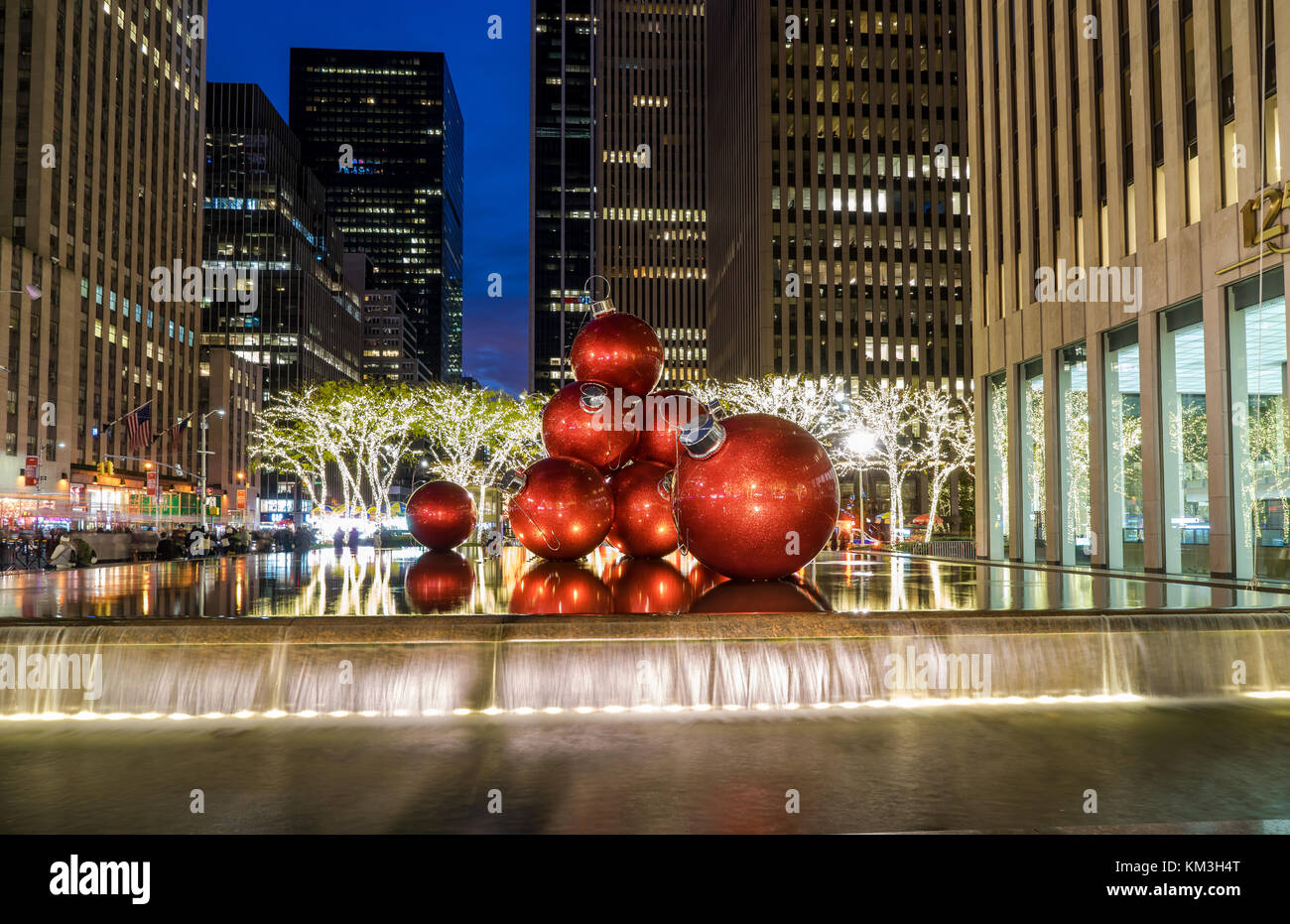 New York, NY USA - 26. November 2017. Weihnachtszeit in der New York City Avenue of Americas. Stockfoto