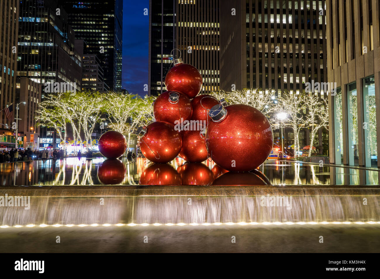 New York, NY USA - 26. November 2017. Weihnachtszeit in der New York City Avenue of Americas. Stockfoto