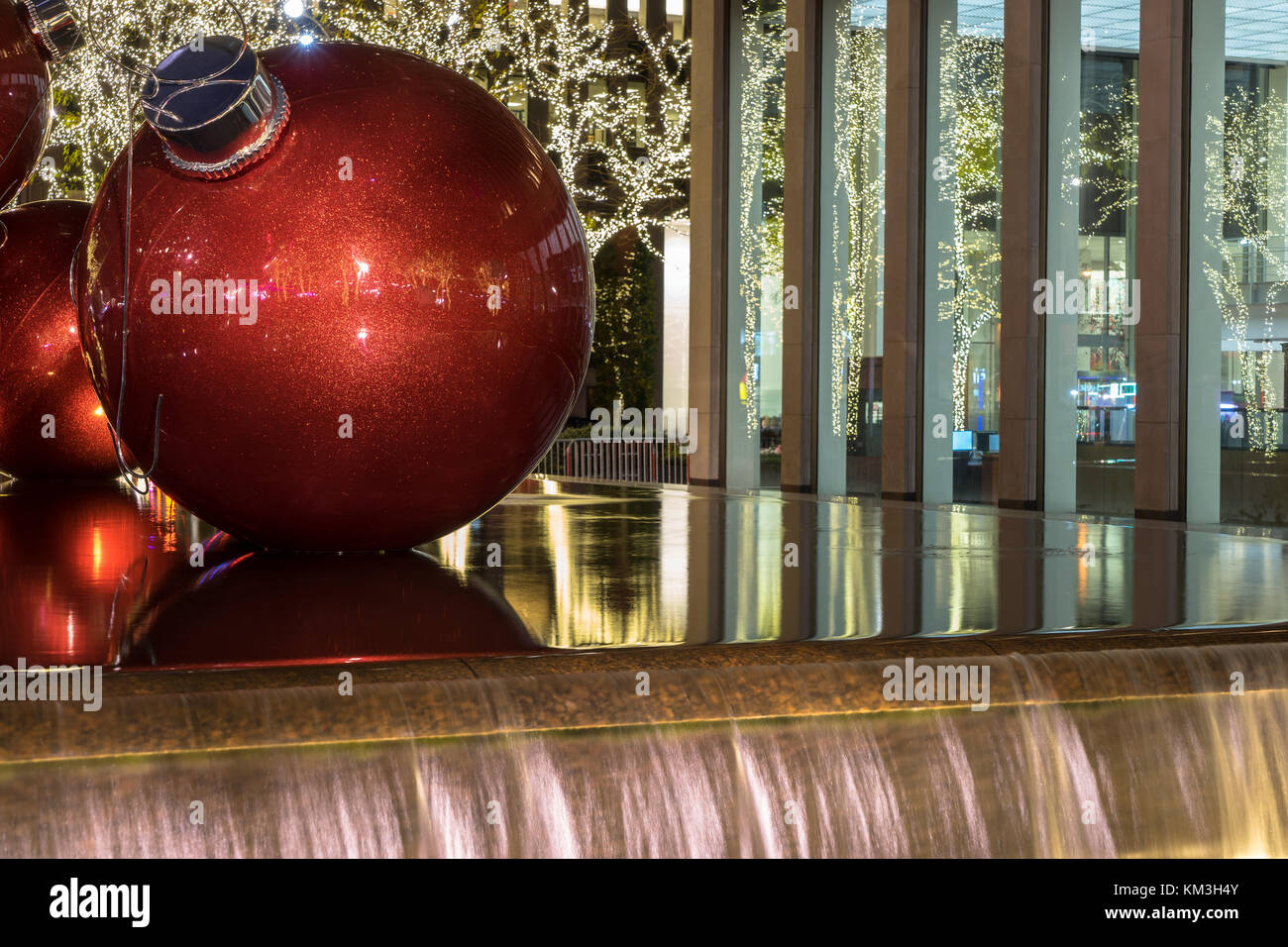 New York, NY USA - 26. November 2017. Weihnachtszeit in der New York City Avenue of Americas. Stockfoto