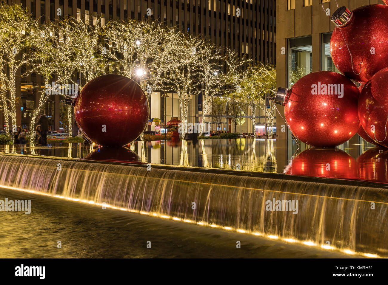 New York, NY USA - 26. November 2017. Weihnachtszeit in der New York City Avenue of Americas. Stockfoto