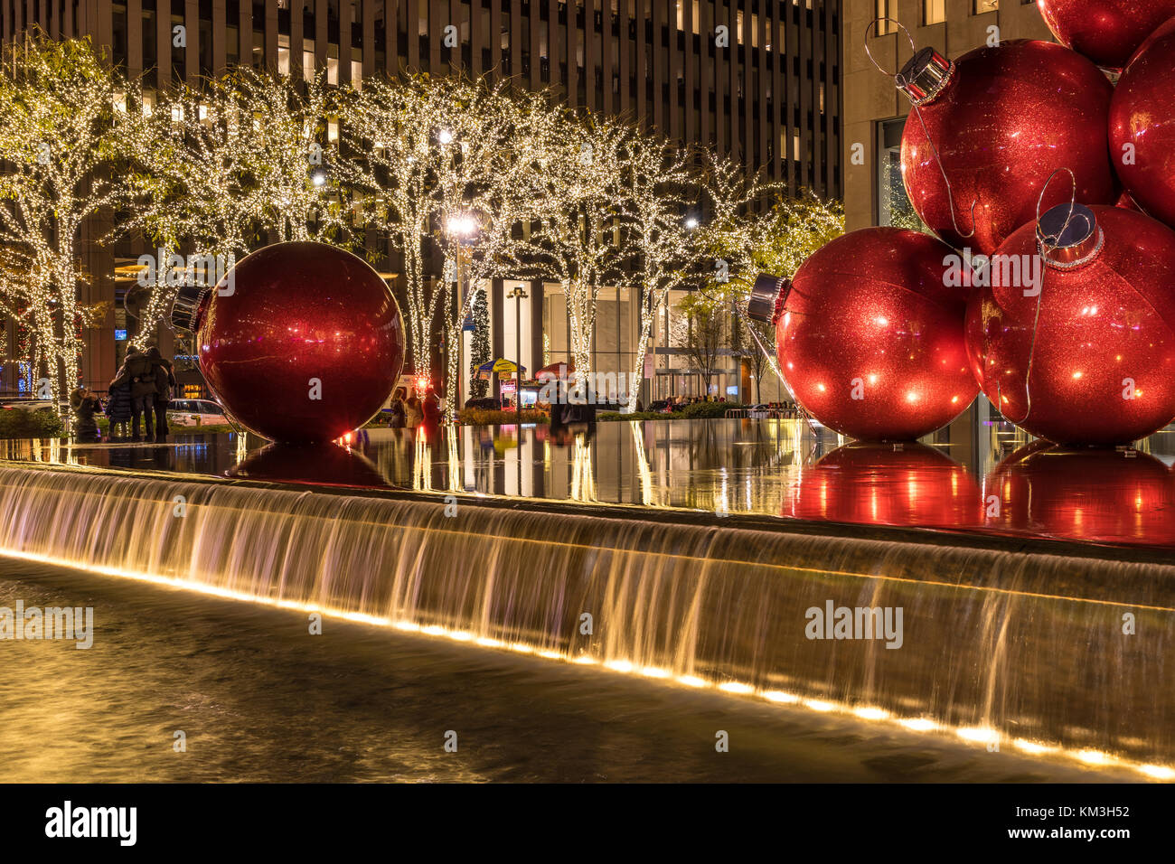 New York, NY USA - 26. November 2017. Weihnachtszeit in der New York City Avenue of Americas. Stockfoto