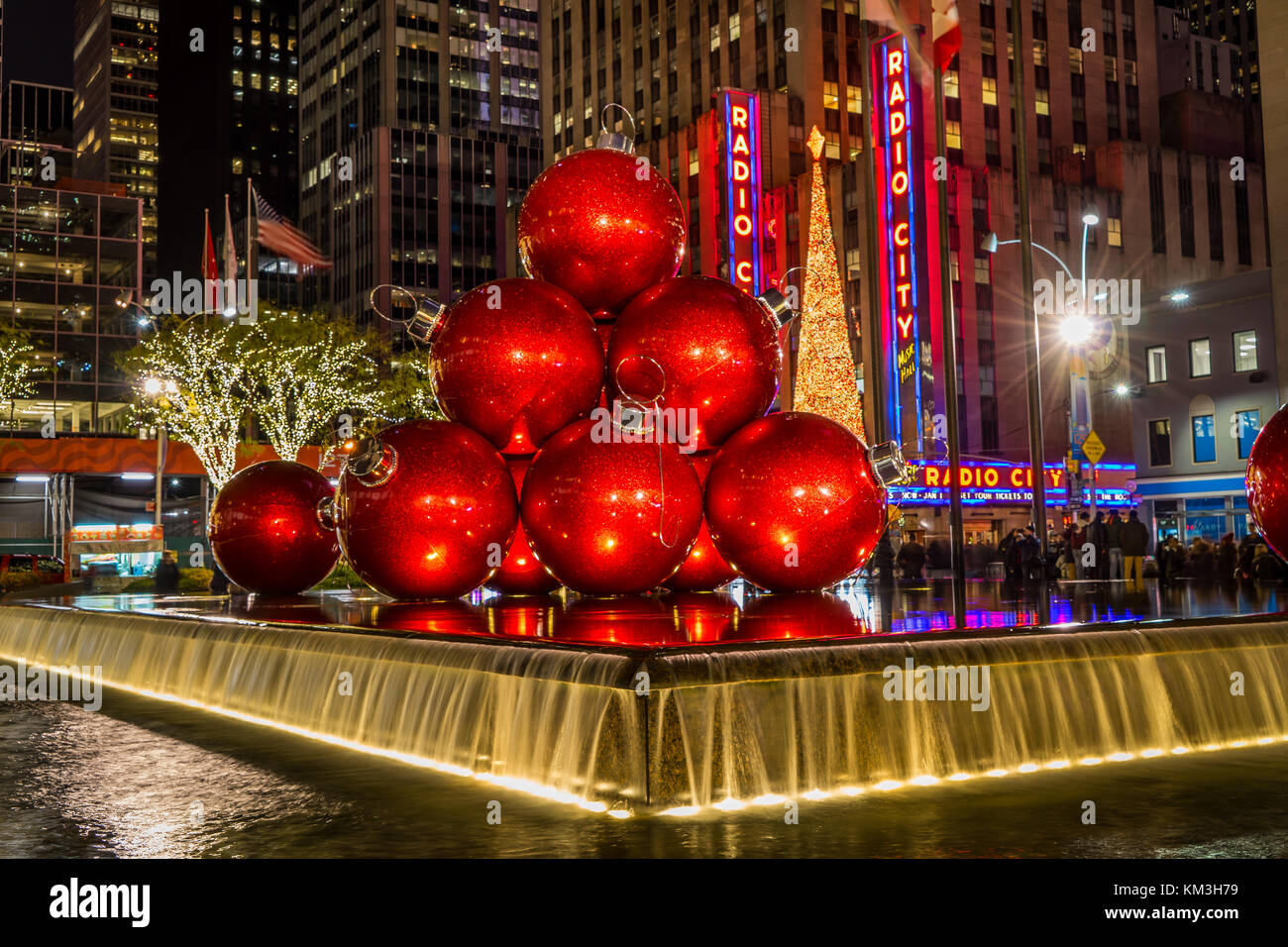 New York, NY USA - 26. November 2017. Weihnachtszeit in der New York City Avenue of Americas. Stockfoto