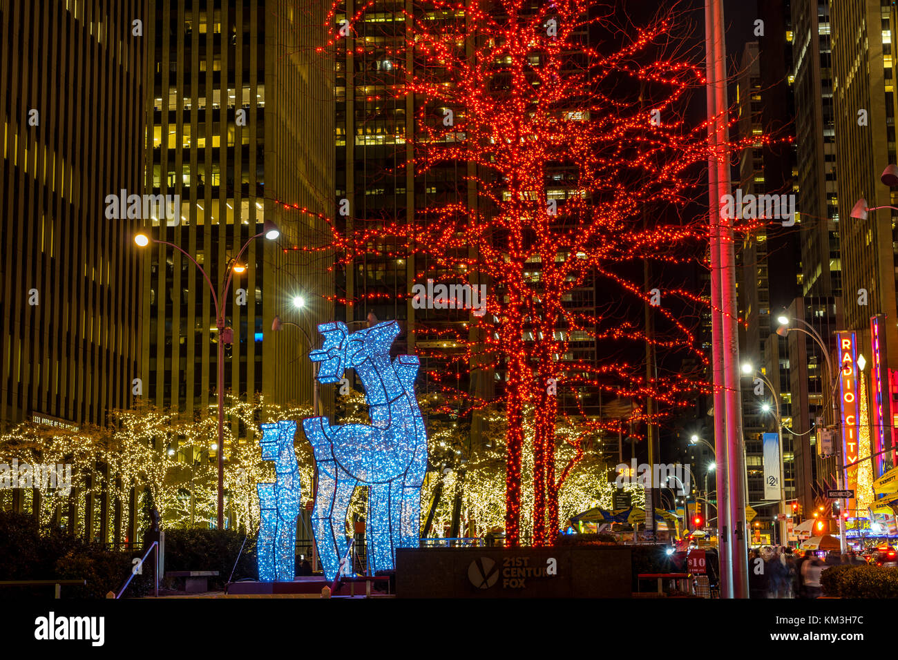 New York, NY USA - 26. November 2017. Weihnachtszeit in der New York City Avenue of Americas. Stockfoto