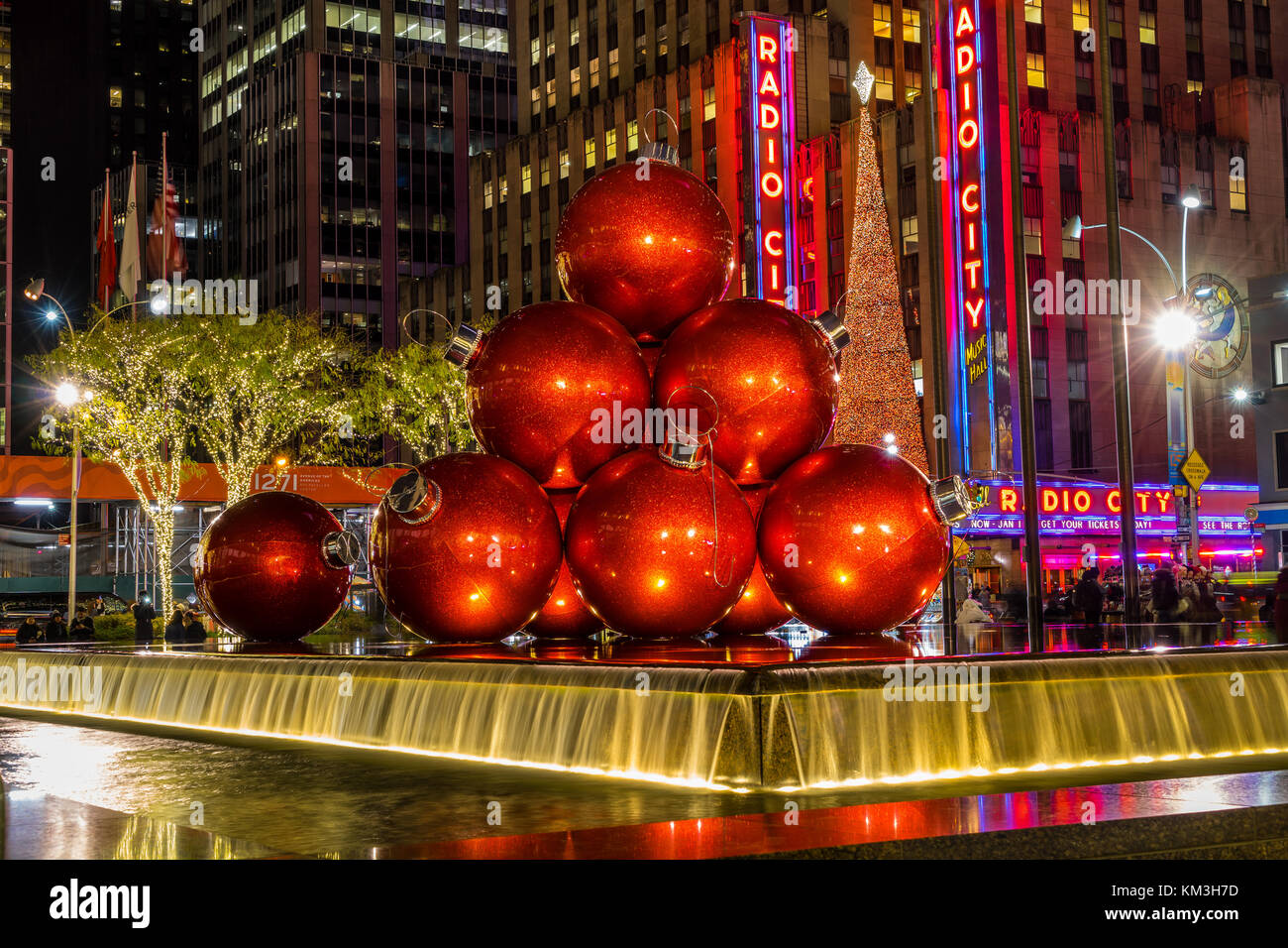 New York, NY USA - 26. November 2017. Weihnachtszeit in der New York City Avenue of Americas. Stockfoto