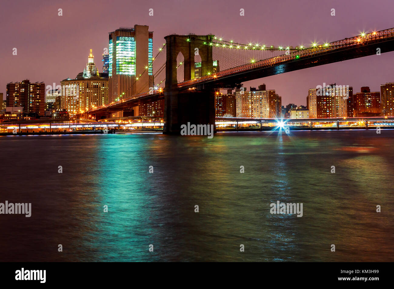 Skyline von Downtown New York Lichter auf der Brooklyn Bridge New York City, USA Stockfoto