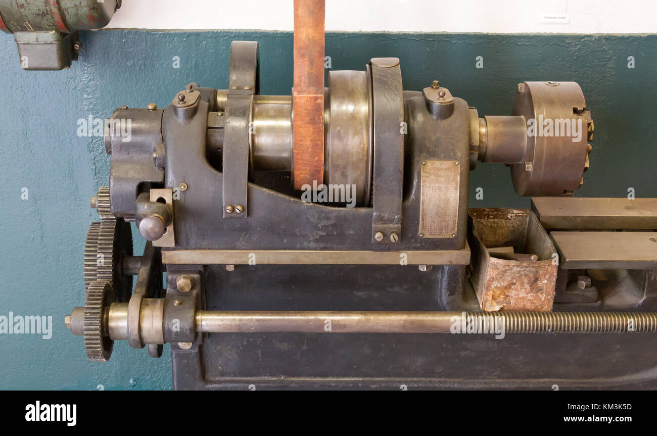 Alte Maschine in einem Workshop - motor mit einem Riemen Stockfoto