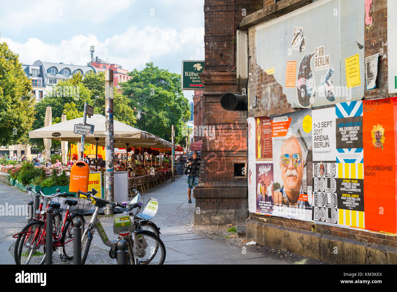 Berlin, Deutschland - 27 August 2017; unordentlich und außerhalb essen von Hackescher Markt station alten Backsteingebäude in Peeling Rechnungen und Graffiti bedeckt Stockfoto