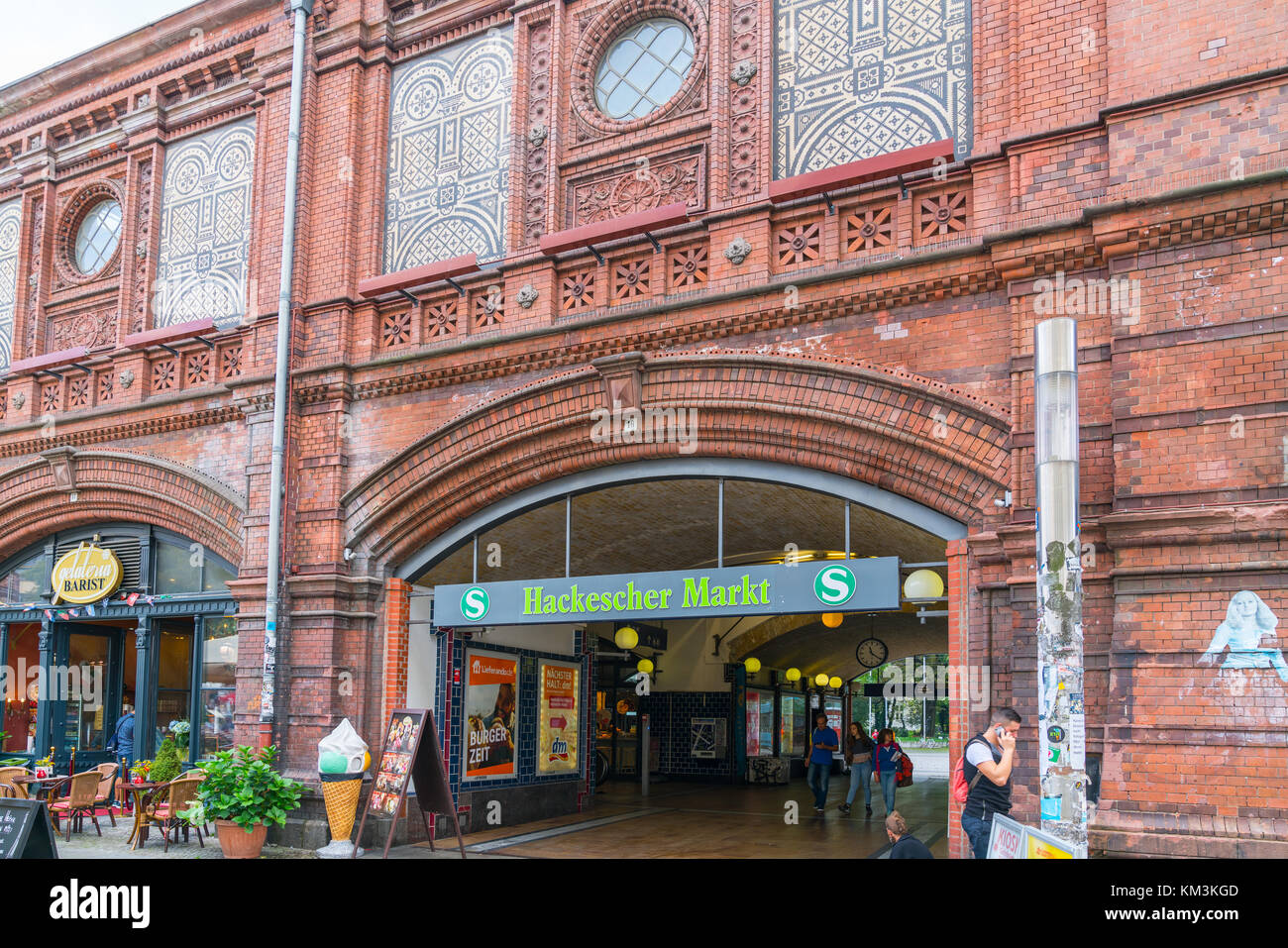 BERLIN, DEUTSCHLAND - 27. AUGUST 2017; der Bahnhof Hackescher Markt empfängt Menschen, die durch ein kunstvolles historisches Gebäude des Renaissancearchitekten gehen Stockfoto