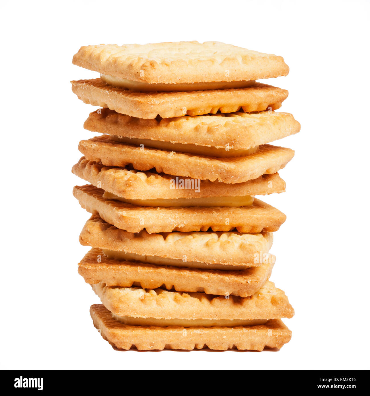 Ein Stapel von custard cream Kekse auf weißem Hintergrund Stockfoto